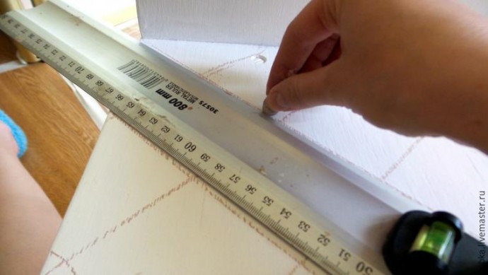 Расписываем стульчик в стиле "Алиса в стране чудес": часть 1