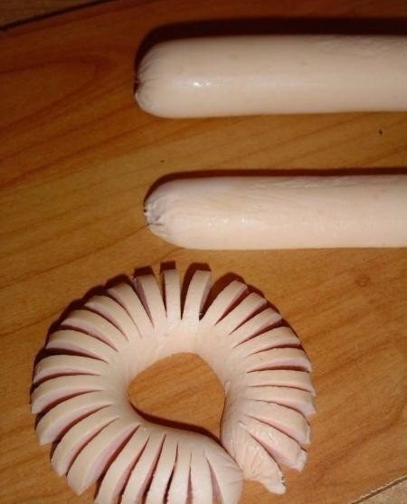 Вкусные ромашки из сосисок и яиц на завтрак