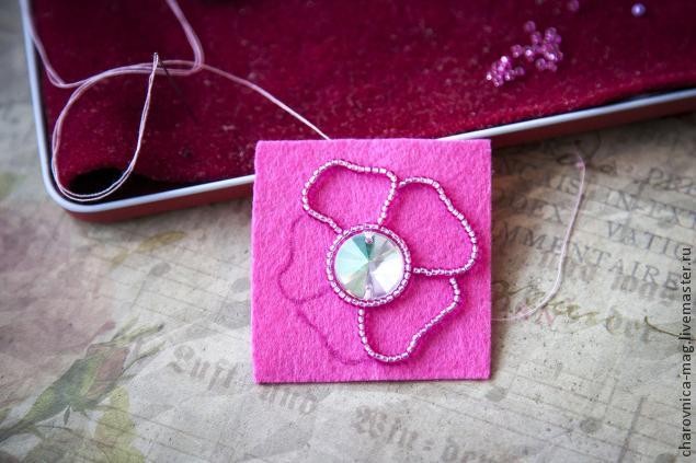 ​Вышивка бисером кулона в виде простого цветка: часть 1
