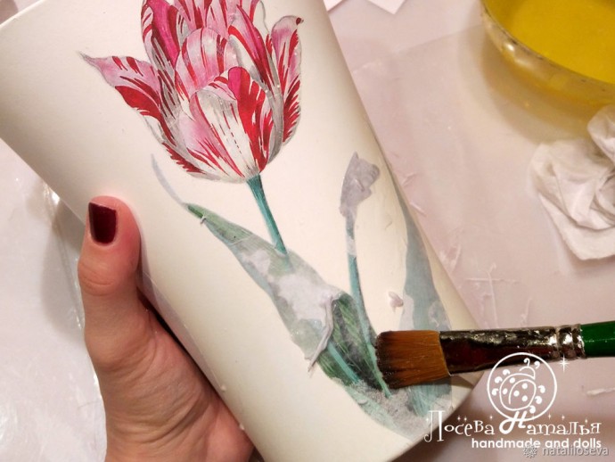 ​Декорируем пластиковую вазу имитацией фарфора и росписи