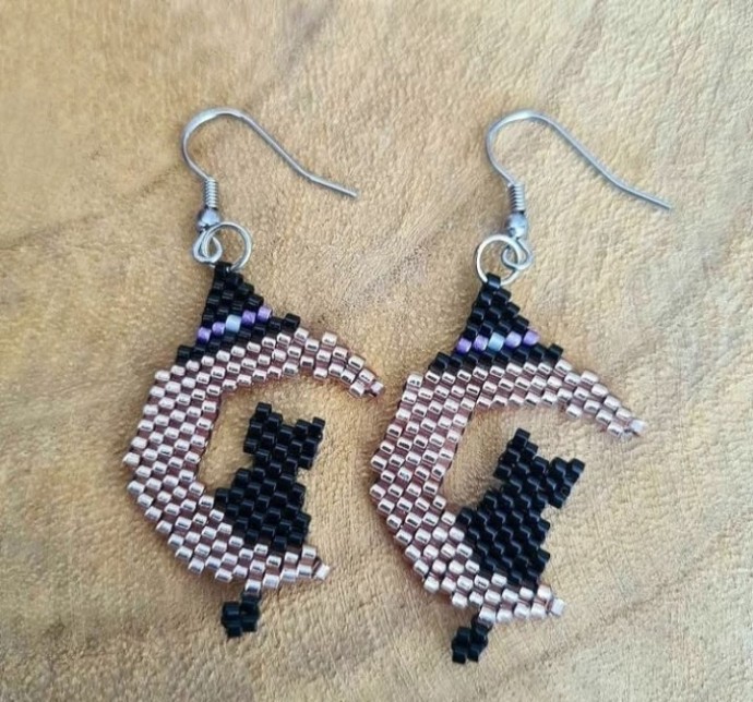 Кошка на луне