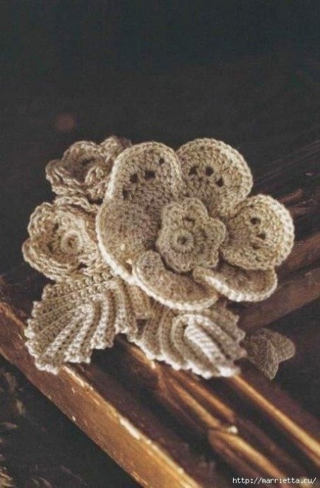 Брошь из цветочков