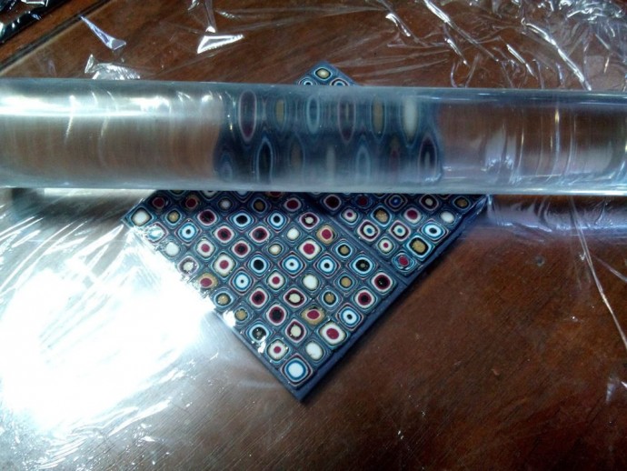 Создаем стильные серьги из полимерной глины с квадратными узорами: часть 1