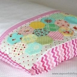 Наволочка с шестиугольниками из лоскутков ткани