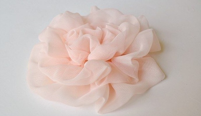 Цветы из лёгкой полупрозрачной ткани