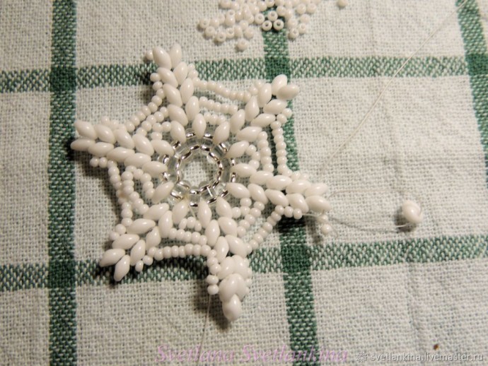 Зимний вальс из бисера и твина Зимний вальс из бисера и твина