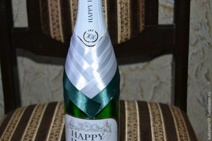 Свадебный декор "Бутылка-жених"
