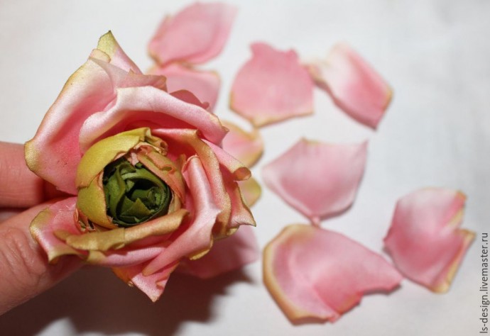 ​Шелковая бутоньерка роз: часть 4