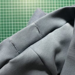 Как сделать отверстие для шнура на спортивных брюках из футера с помощью переходника