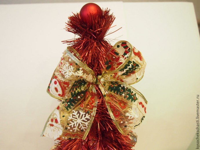 Мастерим "сладкую" ёлочку из конфет и мишуры: часть 3