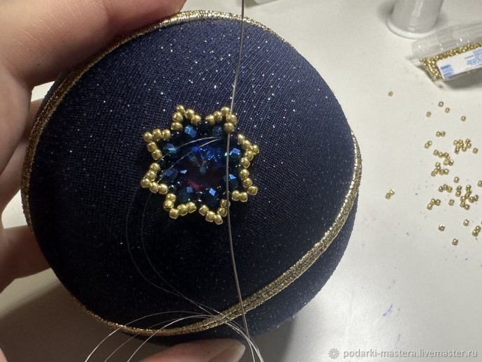 ​Новогодний шар с оплетёнными бисером кристаллами риволи: часть 4