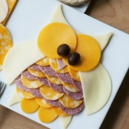 Как красиво выложить нарезку из колбасы и сыра