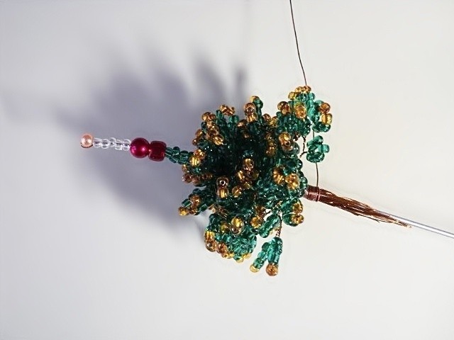 ​Нарядная ёлочка из бисера и рубки