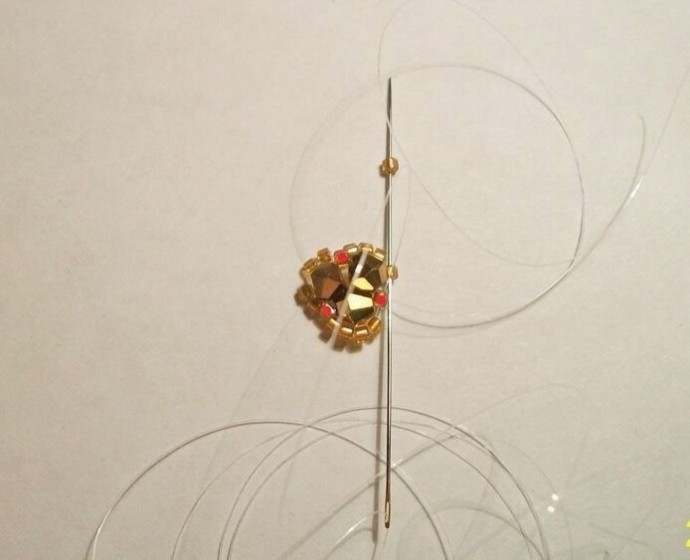 Золотистые треугольные сережки