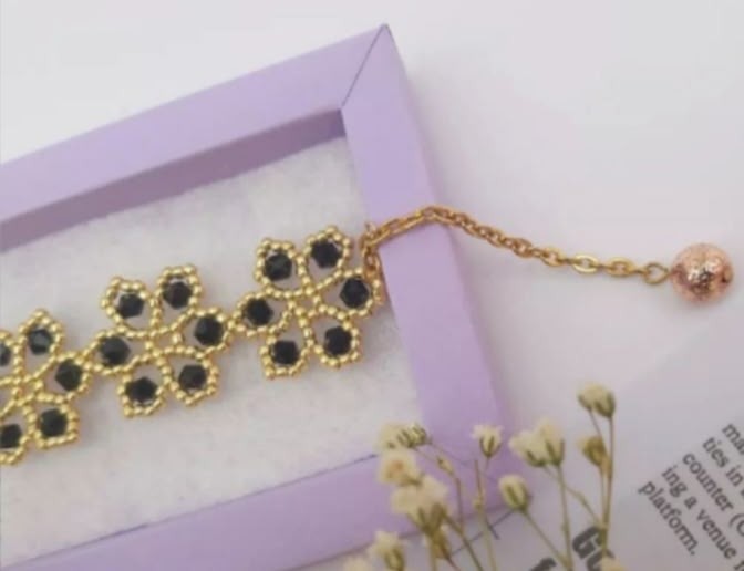 Цветочный браслет из бисера и биконуса