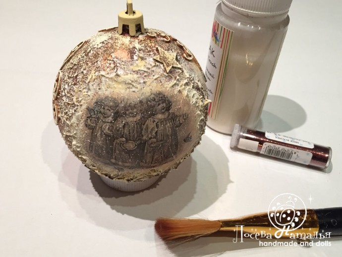 Декорирование винтажного ёлочного шара "Зимняя сказка" в смешанной технике: часть 4