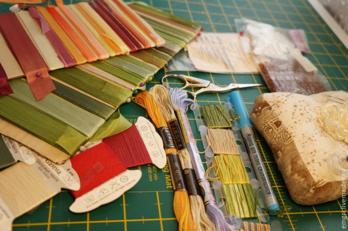 Вышиваем лентами композицию со свечой Вышиваем лентами композицию со свечой