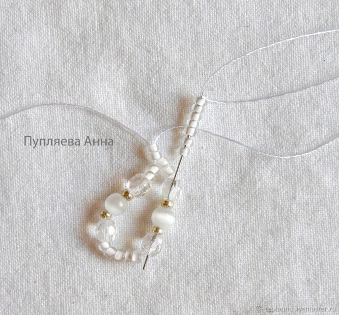 Белоснежное колье с бусинами своими руками
