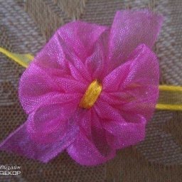 ​Делаем маленький ажурный бантик из тонких прозрачных ленточек