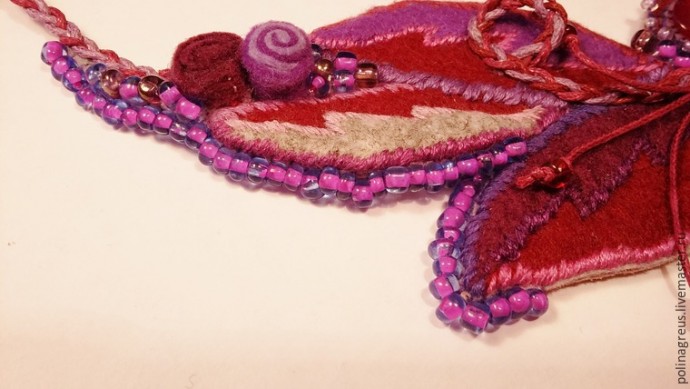 Этюд в малиновых тонах: фетровое колье
