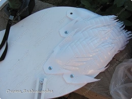 Дачный лебедь из пластиковых бутылок