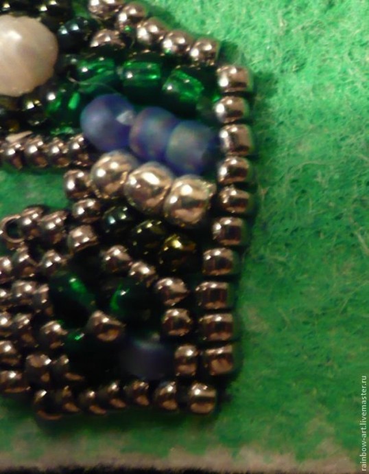 Вышитый бисером кулон "Подкова": часть 3