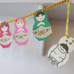 ​Новогодняя гирлянда из матрёшек