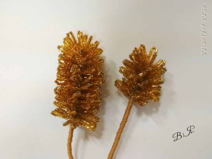 ​Новогодняя пуансеттия из бисера и рубки