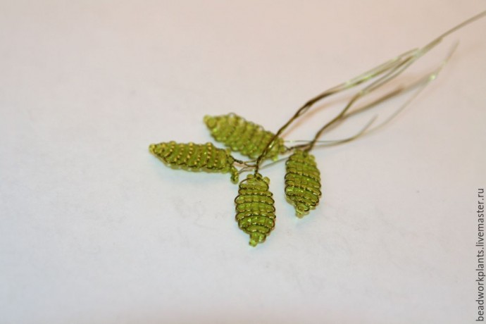 Ветка жимолости из бисера и полимерной глины