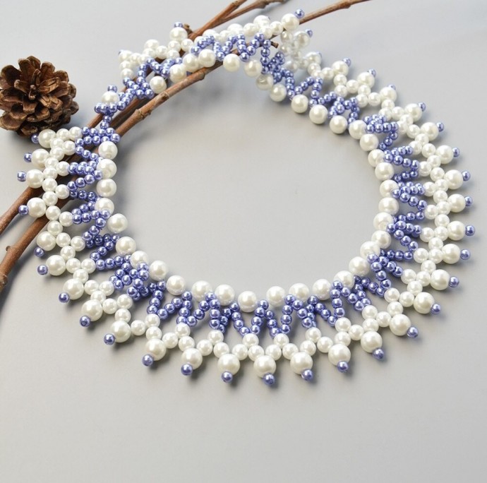 ​Двухцветное колье из бисера