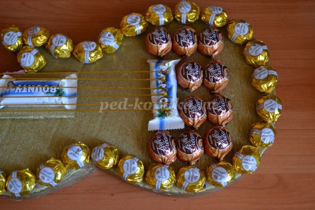 Гитара из конфет: мастер-класс, часть 4