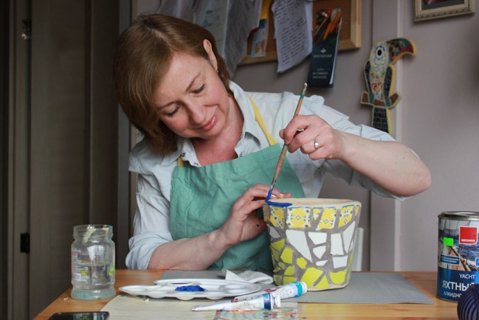 Декор цветочного горшочка мозаикой из битой посуды: часть 5