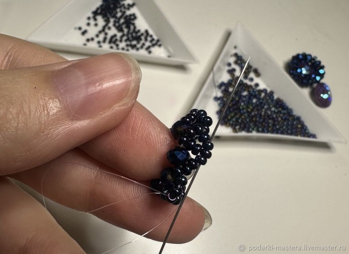 ​Новогодний шар с оплетёнными бисером кристаллами риволи: часть 1