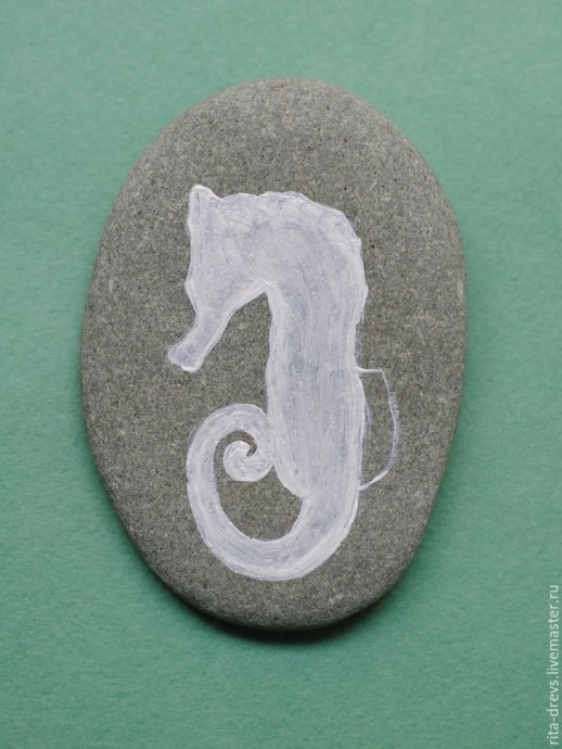 Рисуем яркого морского конька акриловыми красками на камне Рисуем яркого морского конька акриловыми красками на камне