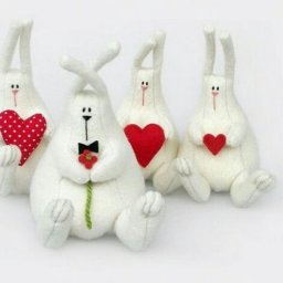 Забавный интерьерный заяц