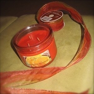 Декор подсвечника цветами из ленты