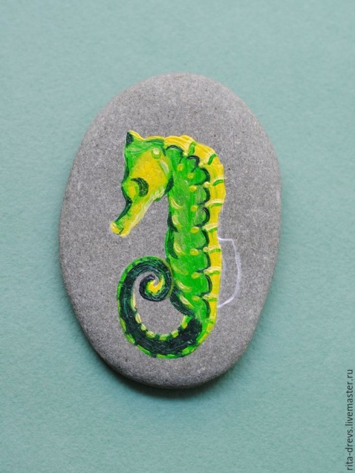 Рисуем яркого морского конька акриловыми красками на камне Рисуем яркого морского конька акриловыми красками на камне