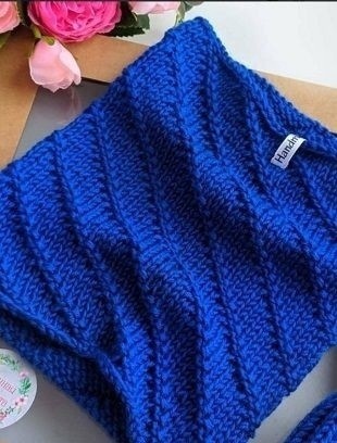 Великолепный снуд связанный диагональным узором спицами