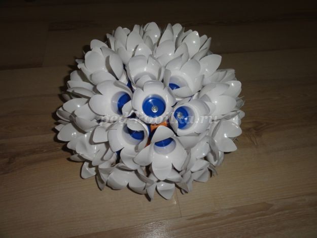 Корзина с цветами из бросового материала: часть 1