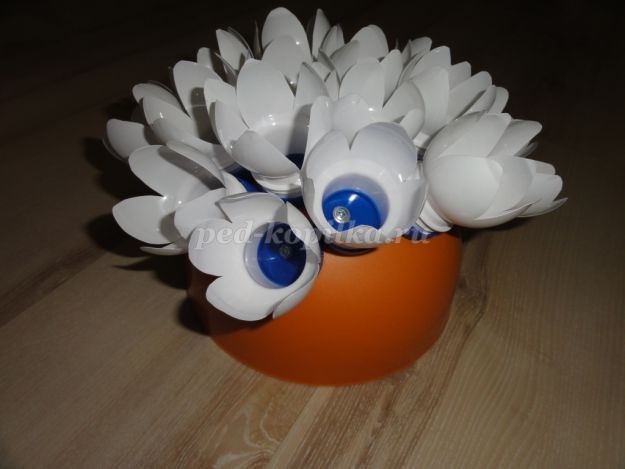 Корзина с цветами из бросового материала: часть 1