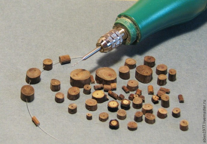 Изготавливаем этнобусины из веточек рябины Изготавливаем этнобусины из веточек рябины