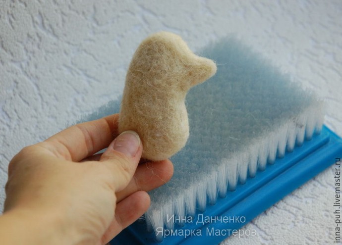Делаем валяную брошку "Ёжик в тумане": часть 2