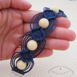 Плетём браслет с крупными бусинами в технике макраме