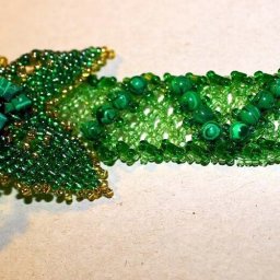 Зеленый цветок из бисера