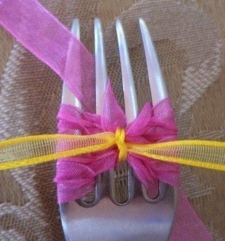 ​Делаем маленький ажурный бантик из тонких прозрачных ленточек