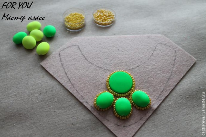 Вышиваем модное колье из минимального набора материалов Вышиваем модное колье из минимального набора материалов