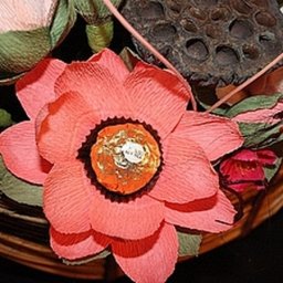 Лотос из флористической гофрированной бумаги и конфеты: часть 1