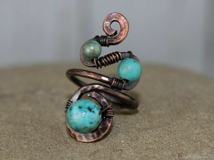 ​Кольца из проволоки и камней