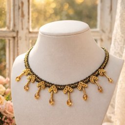 Колье из бисера и бусин "Медовые сердечки"