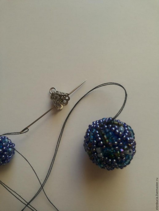 Создаем маленькие шарики-брелки с помощью пряжи и бисера